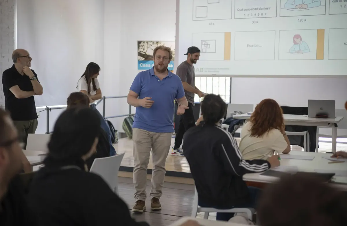 Mennesker i et rom, kreativt arbeid.