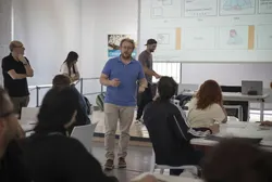 Mennesker i et rom, kreativt arbeid.