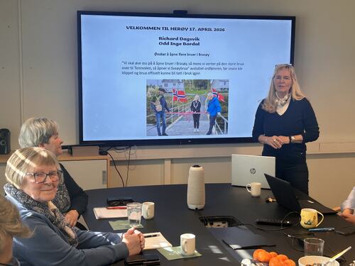 Ordfører Elbjørg Larsen ønsker velkommen.