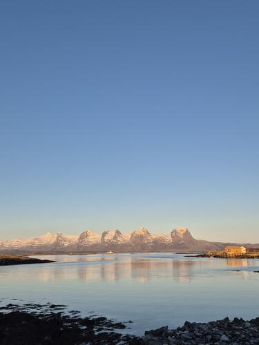 De syv søstre og ferga. (Foto: Lise Grande)