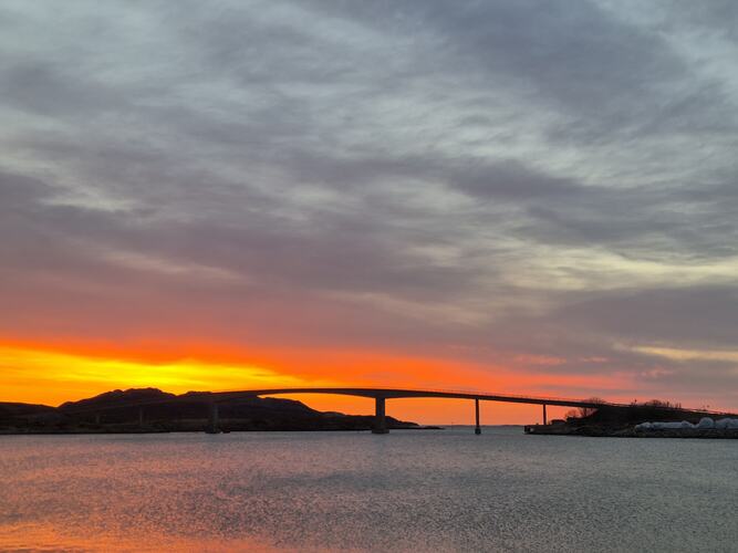 Solnedgang mot Kalvøyrevet bru. (Foto: Lise Grande)