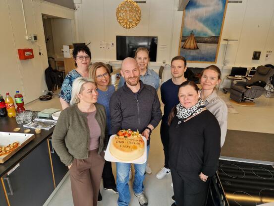 På bilde er prosjektledere fra Nord-Troms, DHO-team og nye prosjektressurser i Nordreisa samlet:  Bak fra venstre: Inghild Sivertsen, prosjektleder Nordreisa, Katrine Isaksen Lyngstad, prosjektleder Kåfjord, Mariell Fossbakk, prosjektleder Digital seng Nordreisa, Trond Bråten Isaksen, DHO-fysioterapeut Nordreisa, Astrid Grønvoll, prosjektleder Lyngen. Foran fra venstre: Ranja Johansen, interkommunal DHO-sykepleier, Stein-Anton Pedersen, prosjektleder Skjervøy og Sylvi Pedersen Vatne, interkommunal DHO-sykepleier.    Ikke tilstede på bilde: Maj-Kristin Johansen Kuivalainen, prosjektleder Storfjord, Anne Sofie Pedersen, prosjektleder Kvænangen og Ingjerd Valbekmo, prosjektleder UNN.