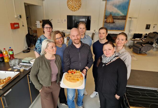På bilde er prosjektledere fra Nord-Troms, DHO-team og nye prosjektressurser i Nordreisa samlet:  Bak fra venstre: Inghild Sivertsen, prosjektleder Nordreisa, Katrine Isaksen Lyngstad, prosjektleder Kåfjord, Mariell Fossbakk, prosjektleder Digital seng Nordreisa, Trond Bråten Isaksen, DHO-fysioterapeut Nordreisa, Astrid Grønvoll, prosjektleder Lyngen. Foran fra venstre: Ranja Johansen, interkommunal DHO-sykepleier, Stein-Anton Pedersen, prosjektleder Skjervøy og Sylvi Pedersen Vatne, interkommunal DHO-sykepleier.    Ikke tilstede på bilde: Maj-Kristin Johansen Kuivalainen, prosjektleder Storfjord, Anne Sofie Pedersen, prosjektleder Kvænangen og Ingjerd Valbekmo, prosjektleder UNN.