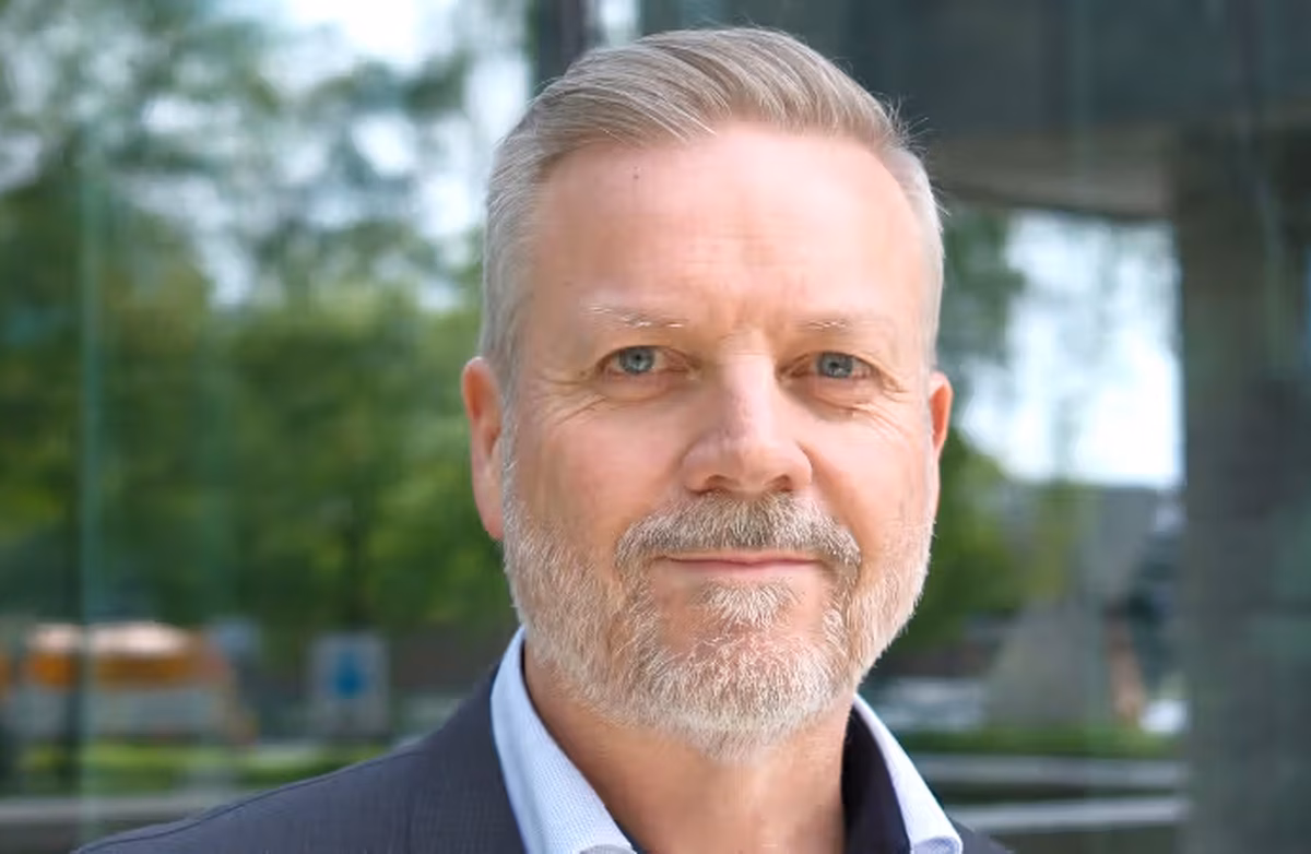 – Når ting blir alvorlig, kan folk forsvinne til andre oppgaver, sier Bjarte Malmedal, fagdirektør for digital sikkerhet hos Næringslivets Sikkerhetsråd. Foto: NSR Alvorlig middelaldrende mann ser inn i kameraet. Han har dress.
