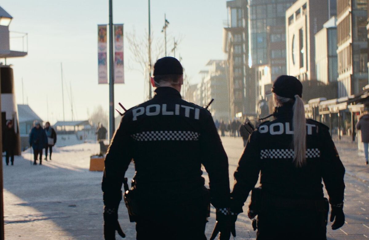 En av nøklene for å lykkes med Innbyggerstemmen, har vært kombinasjonen av flere perspektiver – både innbyggernes og politiets. Lytting, handling og læring krever oppfølging, og inngår i en pågående prosess – det holder ikke å bare gjøre det én gang. Willy Nikkers AS To personer fra politiet sett bakfra i et bylandskap.