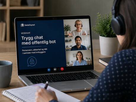 En person følger et webinar om trygg bruk av offentlig chatbot, med personvern, sikkerhet og tillit som tema på skjermen.