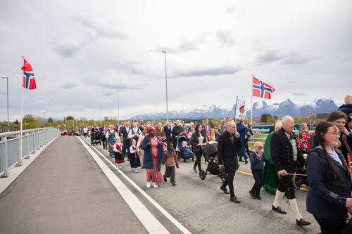 Toget på vei over den nye flotte Herøysundbrua. Toget på vei over den nye flotte Herøysundbrua.