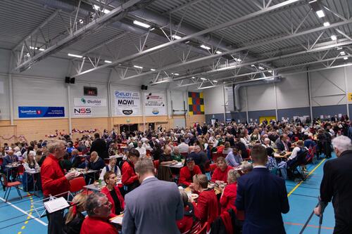 Det var som vanlig folksomt i Herøyhallen. (Foto: Pål Nikolaisen) Det var som vanlig folksomt i Herøyhallen. (Foto: Pål Nikolaisen)
