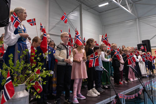 Et høydepunkt og en fin tradisjon er når alle elever fra Herøy skole stiller seg opp på den store scenen i Herøyhallen og synger kjente barnesanger. Et høydepunkt og en fin tradisjon er når alle elever fra Herøy skole stiller seg opp på den store scenen i Herøyhallen og synger kjente barnesanger.