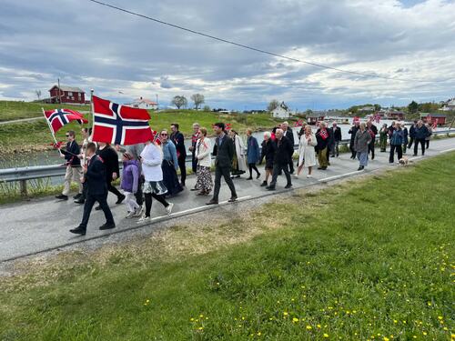 Det var også 17. mai-tog i Brasøy (Foto: Hilde-Britt Nilsen). Det var også 17. mai-tog i Brasøy (Foto: Hilde-Britt Nilsen).