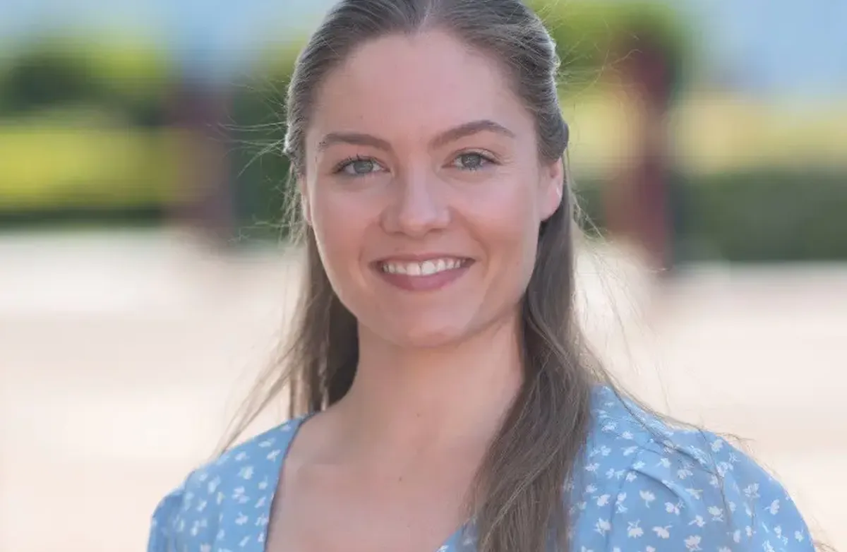 I Telenor måler de KI-gevinster over tre nivåer: individuell verdi, teamverdi og selskapsverdi. Her forklarer Telenors Change Manger, Maria Græsmann, hvorfor. Foto: Telenor Ung vakker kvinne med langt lyst hår, som smiler mot kameraet. Hun har på seg en lyseblå sommerkjole med hvite blomster. Bakgrunnen er utvisket.