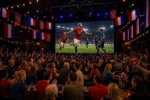 VM-kampen mellom Norge og Frankrike vises på storskjerm i aulaen fredag kveld. (KI-generert bilde)