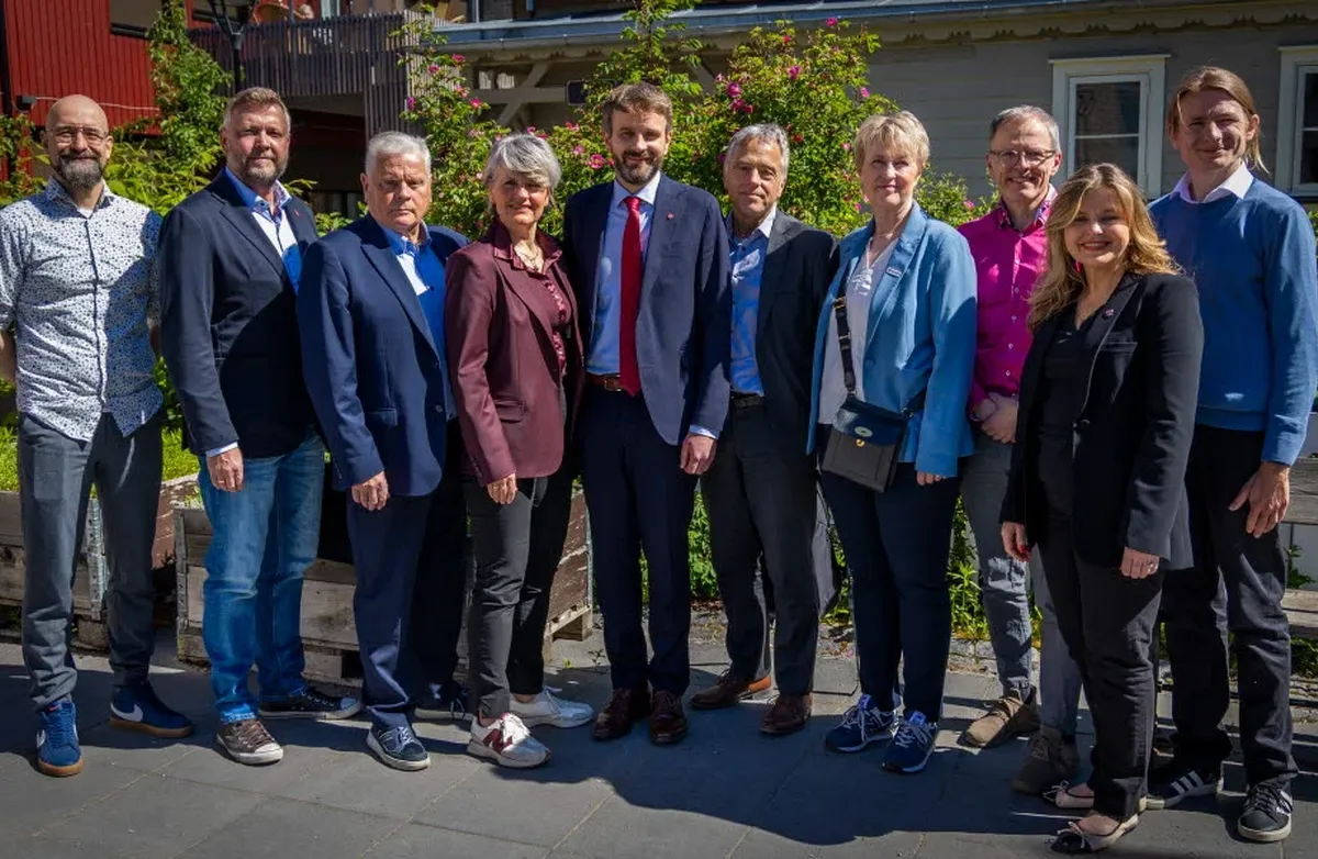 Gruppebilde med alle involverte.