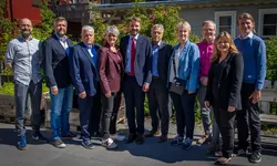 Som en del av regjeringens Eldreløfte inviteres frivilligheten og KS med inn i et partnerskap for eldrekraften. Hensikten er å systematisere og forsterke samarbeidet med frivilligheten. Foto: Helse- og omsorgsdepartementet Gruppebilde med alle involverte.