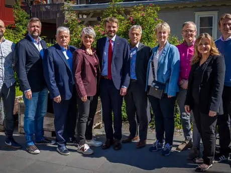 Gruppebilde med alle involverte.