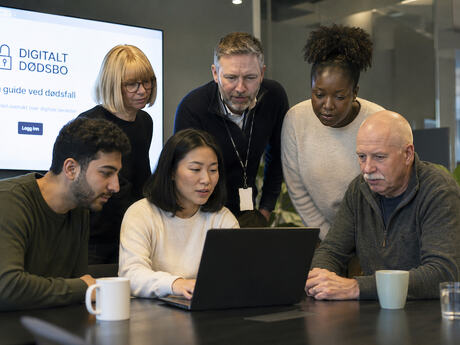 Bildet er generert. Det illustrerer artikkelens tema: digitalt dødsbo, offentlig digital tjeneste, arvinger/saksbehandlere og gradvis utrulling.