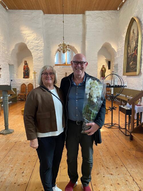 Bård ble også behørig takket under gudstjenesten i Dønnes kirke sist søndag. Her er han sammen med kona Trude. (Foto: Facebook-siden til Kirken i Dønna)