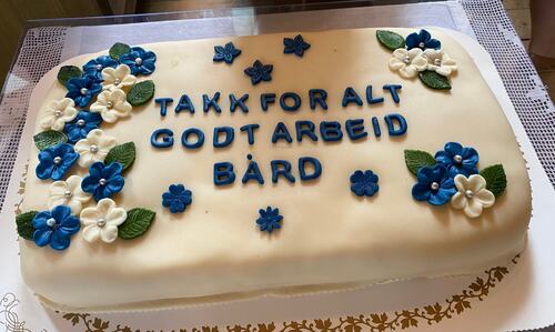 Bård takket av som kirkverge i Dønna_kake