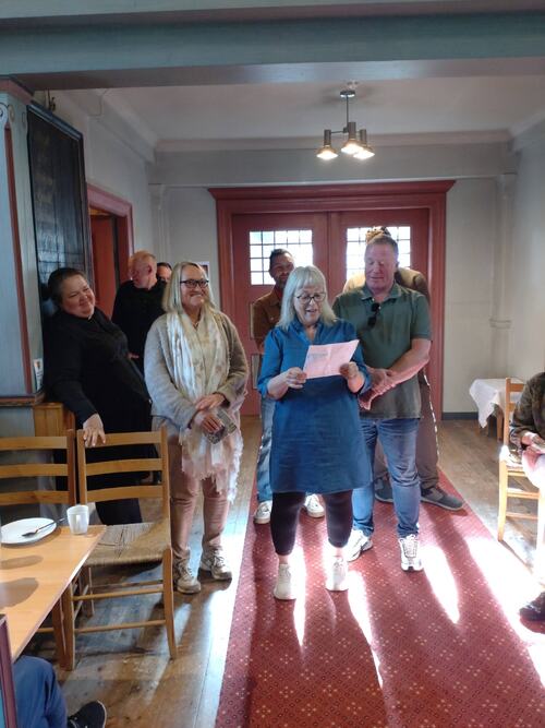Under gudstjenesten i Herøy kirke takket leder i menighetsrådet, Kirsti Iversen, Bård for godt samarbeid – i kjent stil med en avskjedstale på rim. (Foto: Facebook-siden til Herøy kirke)
