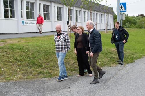 Statsministeren ankommer Herøy skole. Statsministeren ankommer Herøy skole.