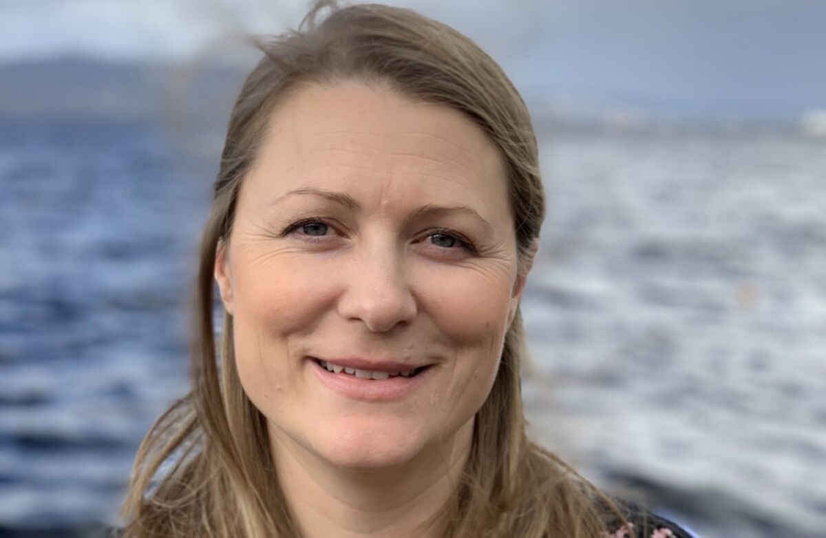 Sigrid Nedkvitnes drivkraft er et ønske om å bidra til trygge og gode lokalsamfunn, der flere får mulighet til å delta og høre til. Foto: Privat Kvinne med langt blondt hår med sjø i bakgrunnen.