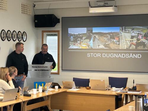 Kim og Roger orienterer om motocrossbanen på Salto