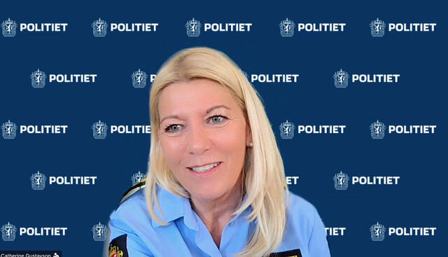 Anne-Catherine Gustavson fra Politidirektoratet avsluttet møtet med å understreke verdien av å dele erfaringer underveis. Foto: Klipp fra Teams-møtet. Kvinne med blå øyne og langt lyst hår smiler. Hun har politiuniform.