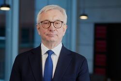 – Dersom regjeringen ikke tidlig i budsjettprosessen gir tydelige føringer for hvilke områder som skal prioriteres, blir mulighetene til å tenke helhetlig og strategisk svekket, sier siksrevisor Karl Eirik Schjøtt-Pedersen. Foto: Stig Jarnes / Riksrevisjonen Alvorlig mann med grått hår, briller og dress.