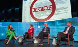 – KI‑utviklingen går raskt, og det forståelig at noen snakker om «kode rød» når vi alle kaster oss over verktøyene for å få på plass de beste KI-løsningene, så fort som mulig, og gjerne hver for oss, sier Kristin Weidemann Wieland. Foto: Hege Pedersen Et panel med mennesker som diskuterer.