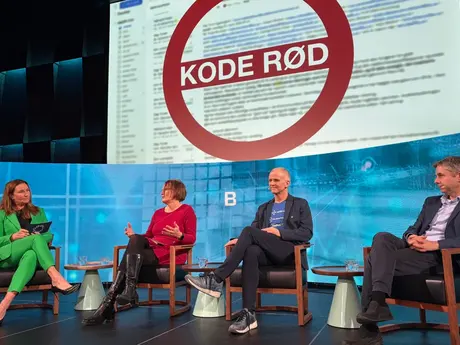 Et panel med mennesker som diskuterer.