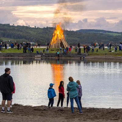 Foto fra sankthansfeiring i Mjøsparken