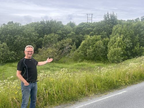 Tor Olav ønsker nytt Velkommen til Herøy-skilt på Flostad_2