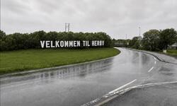 Tor Olav ønsker nytt Velkommen til Herøy-skilt på Flostad_skilt