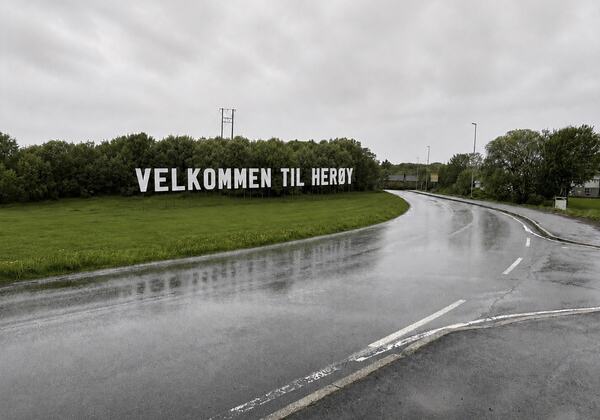 Tor Olav ønsker nytt Velkommen til Herøy-skilt på Flostad_skilt