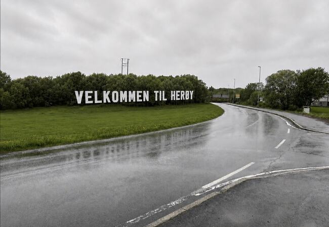 Tor Olav ønsker nytt Velkommen til Herøy-skilt på Flostad_skilt
