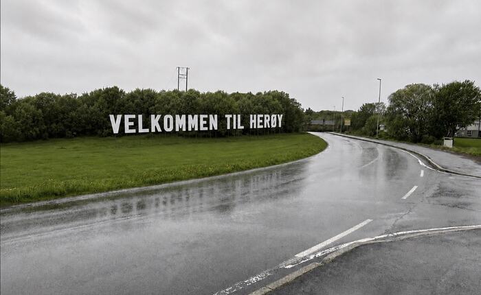 Tor Olav ønsker nytt Velkommen til Herøy-skilt på Flostad_skilt