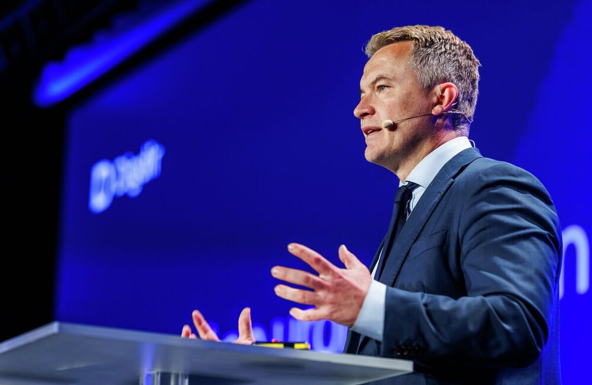 Budskapet til Andreas Motzfeldt Kravik var at teknologi ikke kan styres alene gjennom nasjonale tiltak. I en urolig verden må Norge både styrke egen sikkerhet, bygge bredere allianser og arbeide for internasjonale regler som kan holde også den digitale maktbruken innenfor felles rammer. Foto: Kilian Munch, Digitaliseringskonferansen Middelaldrende mann med dress på en talerstol, sett fra siden.