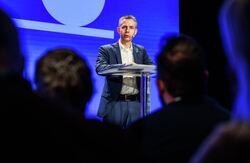 For Frode Danielsen er kunstig intelligens ikke noe Norge kan håndtere stykkevis og delt. Skal landet lykkes, må fundamentet styrkes, kompetansen bygges, risikoen tas på alvor og offentlig og privat sektor trekke i samme retning. Foto: Kilian Munch, Digitaliseringskonferansen Middelaldrende mann på scenen, sett forfra og med de mørke bakhodene til en del deltakere i forgrunnen.