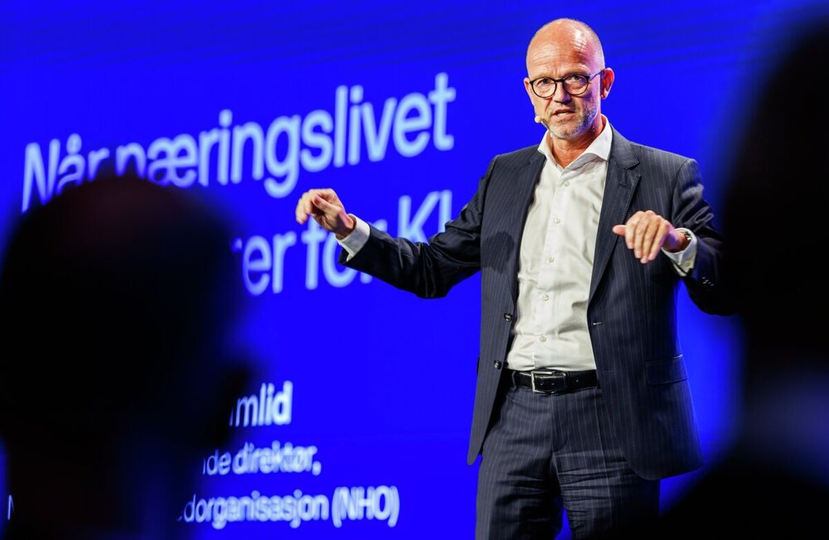 Mot slutten understreket Ole Erik Almlid betydningen av å knytte Norge tett til EU. Han mente Norge må delta i europeiske programmer for forskning, innovasjon og kapitaltilgang. Foto: Kilian Munch, Digitaliseringskonferansen Skallet mann med dress og hvit skjorte på scenen. Armene litt utover.