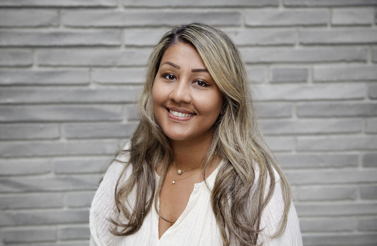 For Ishita Barua ligger Europas håp i kombinasjonen av verdier, kapital, forskning og praktisk bruk. Skal Europa lykkes, må kontinentet lære å elske innovasjon – ikke i stedet for regulering og demokratiske prinsipper, men sammen med dem. Foto: Anne-Julia Granberg / Blunderbuss Vakker kvinne med langt hår og lys brun hud.