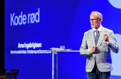 Arne Ingebrigtsens hovedbudskapi var at KI ikke bare utfordrer hvordan offentlig sektor utvikler digitale løsninger. Den utfordrer hele modellen for anskaffelse, forvaltning, ansvar og styring. Foto: Kilian Munch, Digitaliseringskonferansen Eldre mann i rutete dressjakke på scenen