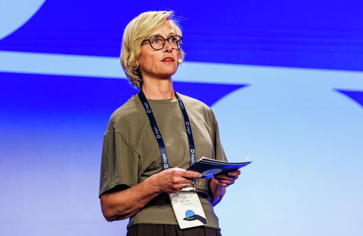 Lajla Ellingsens hovedbudskap var at datadeling ikke bare handler om effektivisering eller teknologi. Det handler om offentlig kontroll, demokrati, konkurranse, innovasjon og Norges evne til å bruke egne ressurser før andre gjør det. Foto: Kilian Munch, Digitaliseringskonferansen Kvinne med lyst hår på scenen.