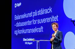 For Elise Lindeberg handler datasentre om mer enn strøm og stål. Det handler om tillit, sikkerhet, beredskap, innovasjon og samfunnets evne til å fungere i en stadig mer digital tid. Foto: Kilian Munch, Digitaliseringskonferansen Kvinne med brunt hår på scenen.