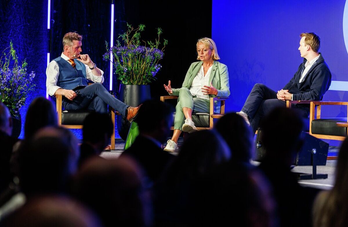 Tre personer i samtale på scenen.