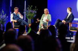 Hovedbudskapet fra samtalen var at Norge ikke får full effekt av KI-satsingen dersom forskning, forvaltning og arbeidsliv fortsetter å jobbe i hver sine spor. Foto: Kilian Munch, Digitaliseringskonferansen Tre personer i samtale på scenen.