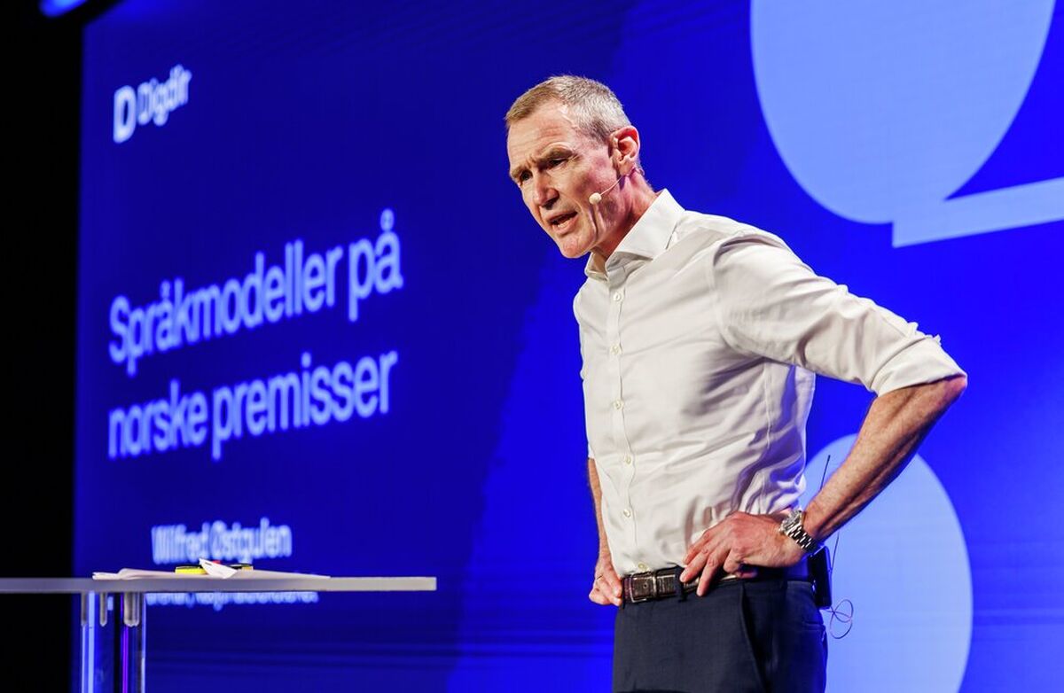 Bak oppdraget ligger behovet for modeller som offentlige og private virksomheter kan ta i bruk, og som bygger på norsk språk, norsk kultur og kunnskap om Norge. Men Wilfred Østgulen pekte også på at den internasjonale utviklingen gjør arbeidet viktigere av sikkerhetspolitiske grunner. Foto: Kilian Munch, Digitaliseringskonferansen Engasjert mann på talerstolen, bare skjorte og ikke jakke