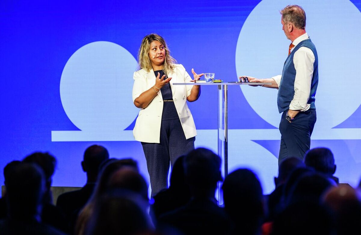For Ishita Barua ligger Europas håp i kombinasjonen av verdier, kapital, forskning og praktisk bruk. Skal Europa lykkes, må kontinentet lære å elske innovasjon – ikke i stedet for regulering og demokratiske prinsipper, men sammen med dem. Foto: Kilian Munch Samtale på scenen med konferansier og Ishita Barua. Hun er vakker, og har lys brun hud..