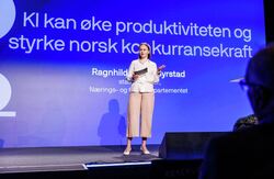 Samtalen viste at KI kan bli en kraftig produktivitetsmotor for norsk næringsliv, men bare dersom flere brikker faller på plass samtidig. Foto: Kilian Munch, Digitaliseringskonferansen Kvinne på scenen.