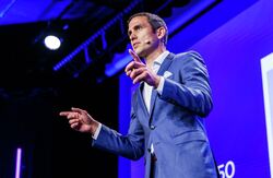 Den røde tråden i Francois Labories innlegg var at alt starter med datagrunnlaget. Uten kontekst, forståelige data og tydelige koblinger mellom systemer, prosesser og ansvar, blir generativ KI bare et nytt lag med usikkerhet. Foto: Kilian Munch, Digitaliseringskonferansen Den røde tråden var at alt starter med datagrunnlaget. Uten kontekst, forståelige data og tydelige koblinger mellom systemer, prosesser og ansvar, blir generativ KI bare et nytt lag med usikkerhet. Foto: Kilian Munch, Digitaliseringskonferansen