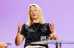 Heather Broomfields budskap var at Europa nå bygger en bredere strategisk politikk for data, KI og teknologi. Skal Norge lykkes, må vi forstå at teknologien ikke bare er et verktøy. Den er en del av maktbalansen i verden. Foto: Kilian Munch, Digitaliseringskonferansen Kvinne med langt lyst hår, engasjert på scenen.
